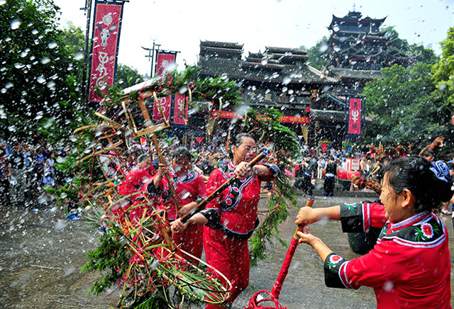 Zhangjiajie apresenta o "Festival da Água" da etnia Tujia