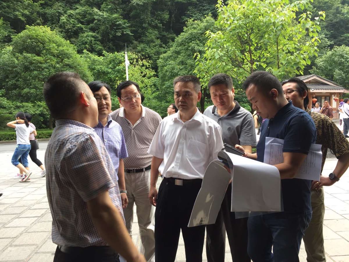 Secretário do Comitê do Partido do distrito de Wulingyuan, Zhu Yongwen, lidera inspeção in loco da retificação 5A da área cênica