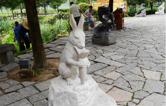 The twelve zodiac sculptures in Huanglong Cave Scenic Area become a delicacy for adults and children during summer vacation