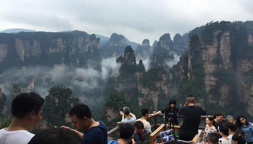 Summer vacation is coming to an end, Wulingyuan, Zhangjiajie continues to experience high tourist temperatures