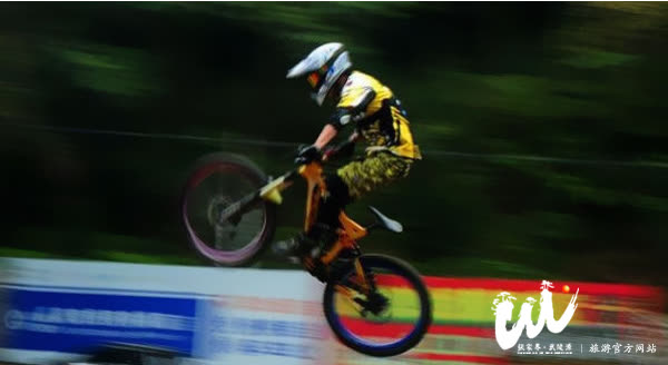 2015 Zhangjiajie Extreme Cycling Challenge "gun fired" in Wulingyuan on November 6