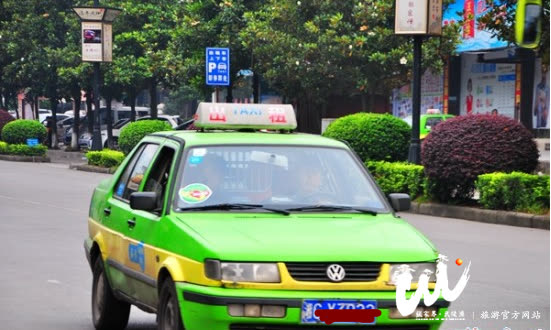 Wulingyuan Taxi Company: Let citizens and tourists take safe cars during the two festivals