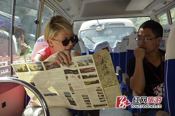 إدارة السياحة في منطقة وولينغيوان بتشانغجيا جيه توزع 50 ألف خريطة مرسومة يدوياً مجاناً على السياح