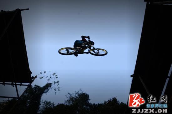 Wulingyuan, Zhangjiajie: Media from both sides of the Taiwan Strait will jointly broadcast the Huangshizhai Extreme Cycling Leap Race