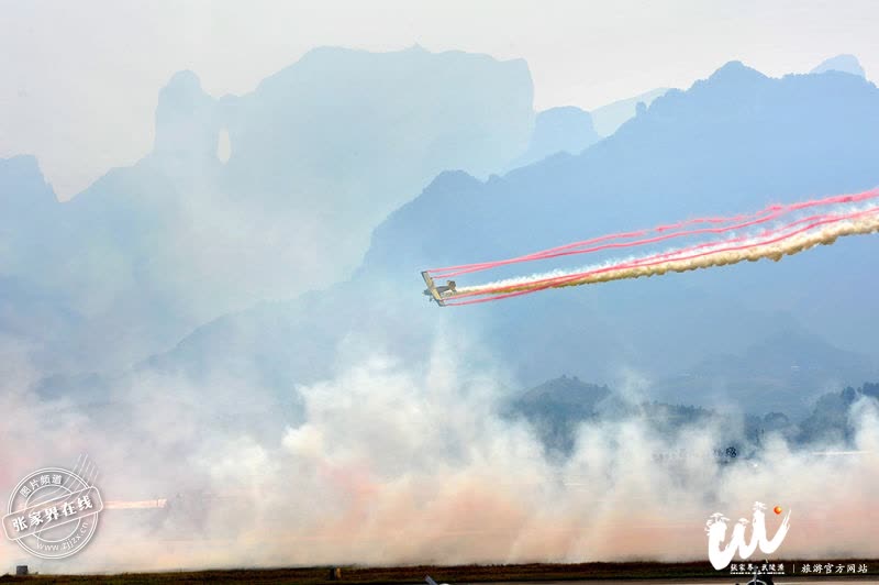 Nagpapalabas ng "flight blockbuster" sa himpapawid ng Zhangjiajie, makukulay na usok ng kulay ay nagulat sa mga manonood