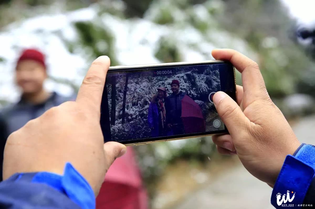 Wulingyuan, the core scenic spot in Zhangjiajie, welcomes its first snowfall this year