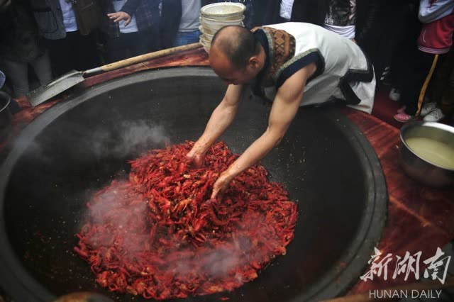 A lobster banquet for hundreds of people was held in Wulingyuan, and men performed fried shrimps with their bare hands (photo)