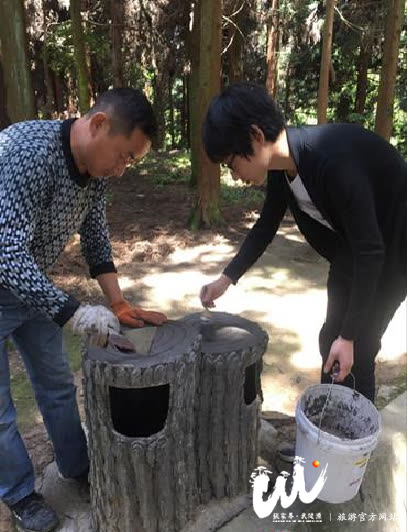 The garbage bins in Huangshizhai, the core scenic area of ​​Wulingyuan, are being maintained to maintain a good environment to welcome tourists.