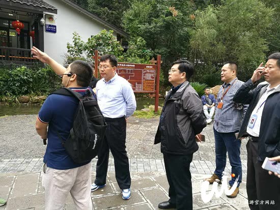 On-site na pinangasiwaan ni Xiang Xujie ang paghihiwalay ng mga turista sa Zhangjiajie World Geopark Museum