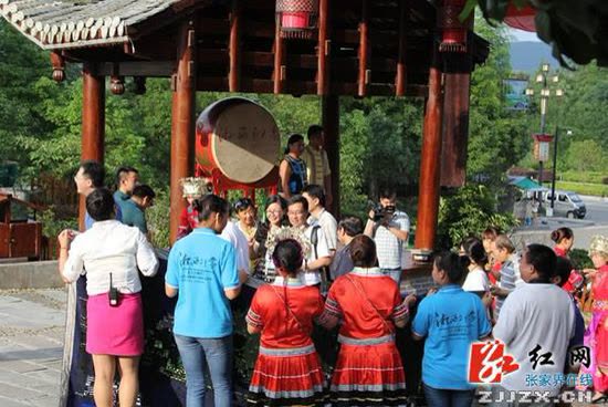 Hongkongse 'Huxiang Cultuurreis' interviewgroep bezoekt Zhangjiajie Wulingyuan schilderachtig gebied (foto's)