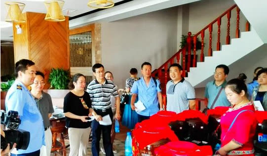 Yang Shaowu leidt inspectie van de beoordeling van integere toeristische restaurants in het district Wulingyuan