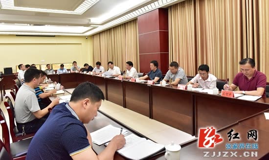 Yang Guangrong, secretaris van het stadscomité van Zhangjiajie, onderzoekt de toeristische werkzaamheden in het district Wulingyuan