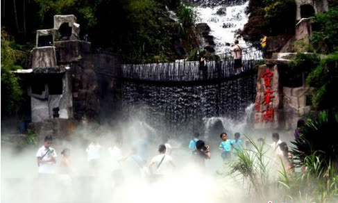 Zhangjiajie Wulingyuan recebe o pico do turismo de verão e ainda tem grande espaço de recepção