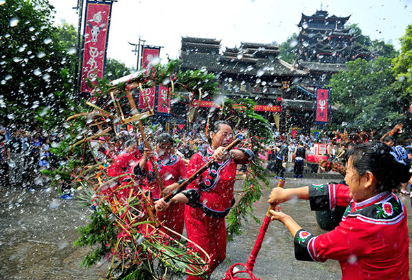 Zhangjiajie apresenta o "Festival da Água" da etnia Tujia
