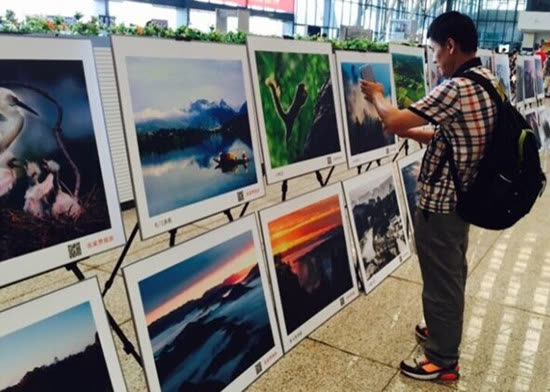 Segunda parada da exposição "Fronteiras do Mundo" — 2015 exposição itinerante de fotografias das paisagens de Zhangjiajie em estações de trem de alta velocidade do país é lançada em Wuhan