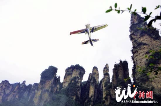 He Congfa, the “No. 1 Model Aircraft Model in China”, successfully challenged the Zhangjiajie Bailong Ladder by “flying an airplane”