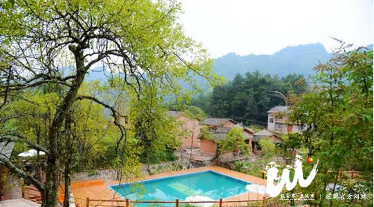 A farmer in Wulingyuan, Zhangjiajie spent 500,000 yuan to build a swimming pool in front of his home