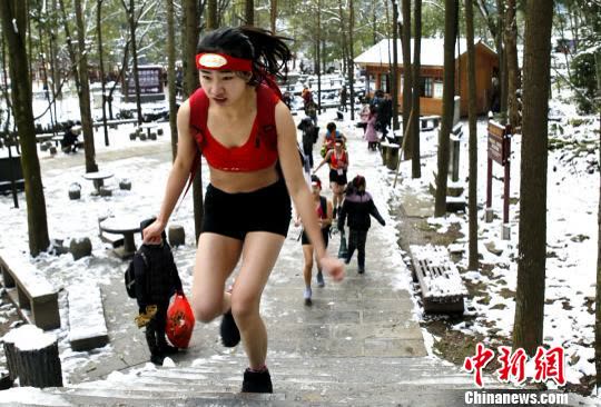 Khu danh thắng lõi Trương Gia Giới - Vũ Lăng Nguyên tổ chức cuộc thi leo núi "chạy khỏa thân" lần thứ nhất