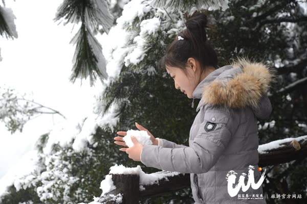 Lautan Awan di Bawah Gunung, Salju di Atas Gunung — Beragam Keindahan Festival Yuanxiao di Wulingyuan Memukau Wisatawan