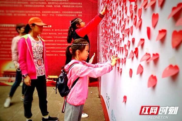 ゴールデンウィーク｜張家界・武陵源：3.35メートルの巨大ケーキで祖国の誕生日を祝福