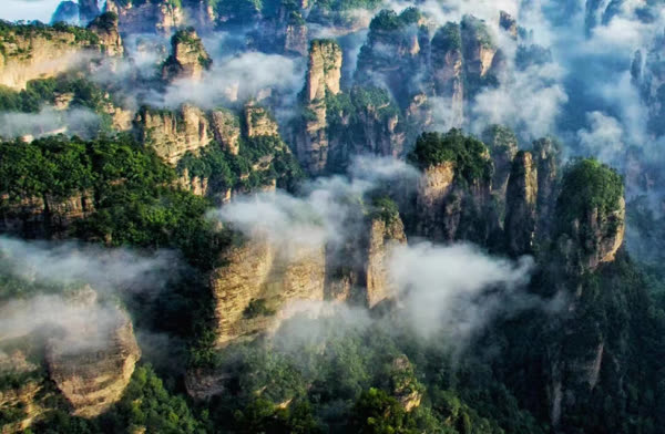 All natural sightseeing spots in Wulingyuan District of Zhangjiajie have been fully reopened!