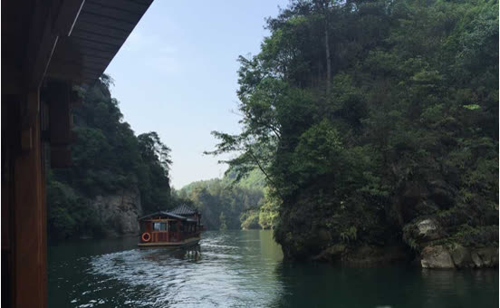 Safety and satisfaction rank first. Wulingyuan strictly implements safe tourism reception during flood season