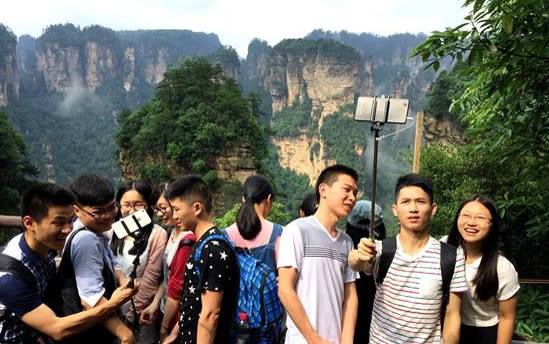 “Nazomervakantie-reizen” in Wulingyuan wint aan populariteit; “studentenlegertje” ongeveer een derde