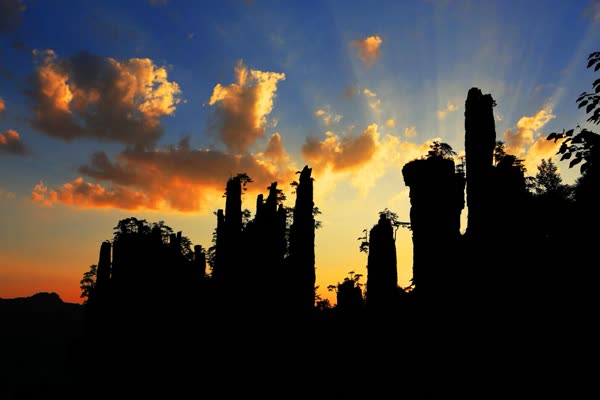 Het landschap van Zhangjiajie zal te zien zijn op vier grote hogesnelheidstreinstations in het land